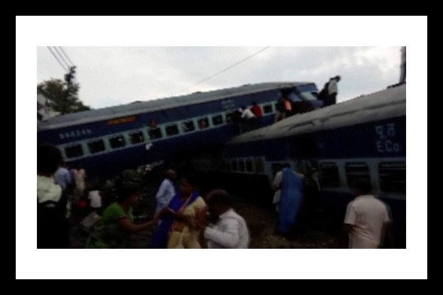 Train crash in Indian kills 23