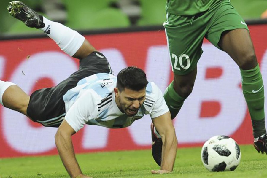 Argentina's Aguero faints in loss to Nigeria