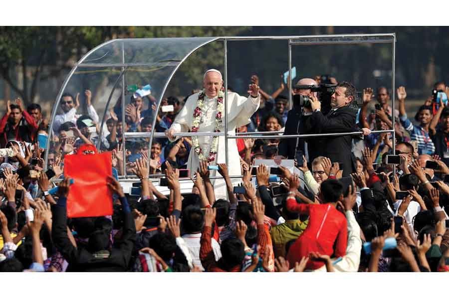 Pope Francis leading holy mass at Suhrawardy Udyan, Dhaka on December 01, 2017. — Photo: Reuters