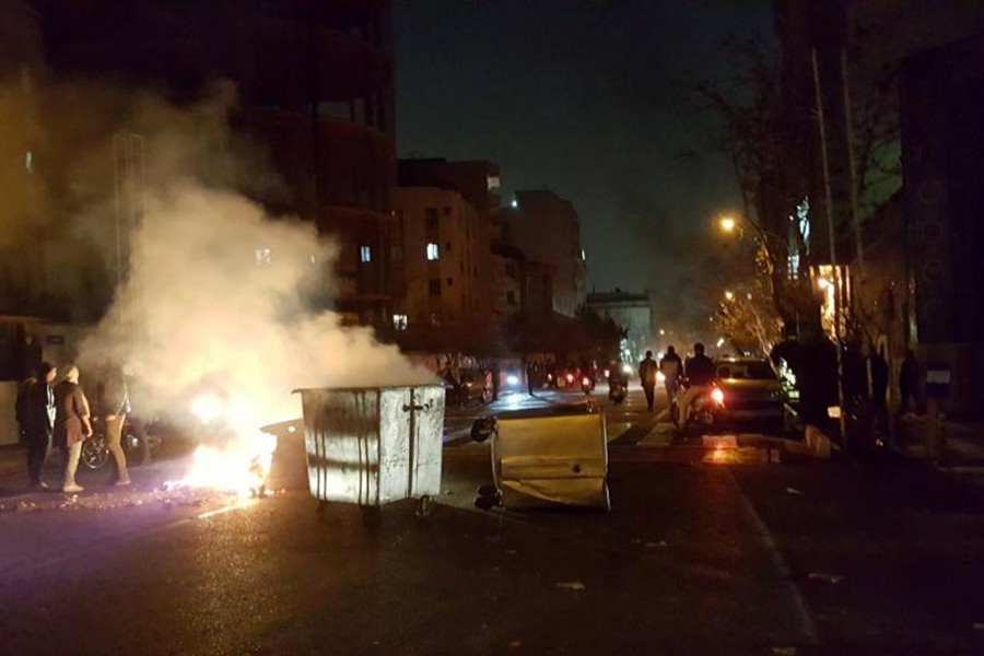 Iranian protesters attack police stations