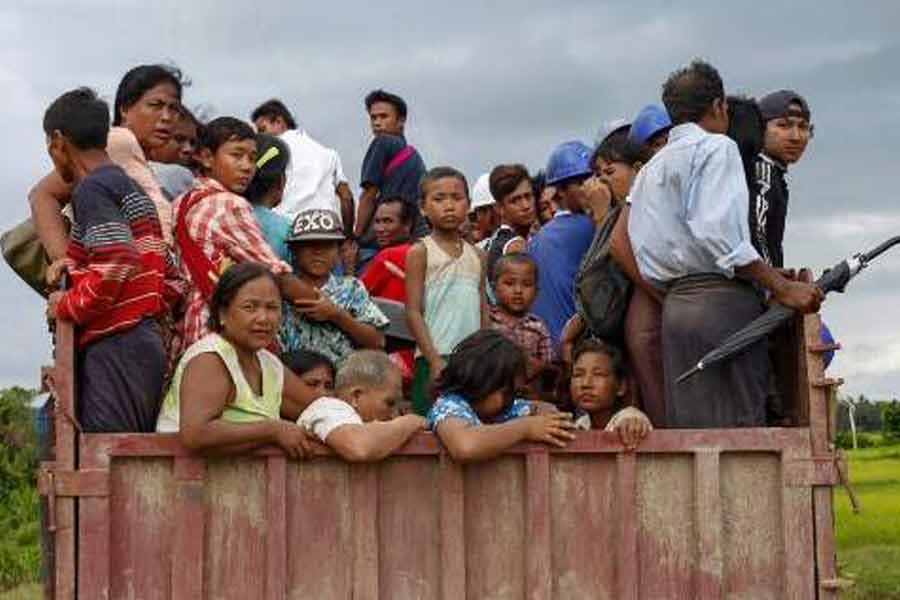 Mexico  finds 300 migrants in riskily cramped trucks