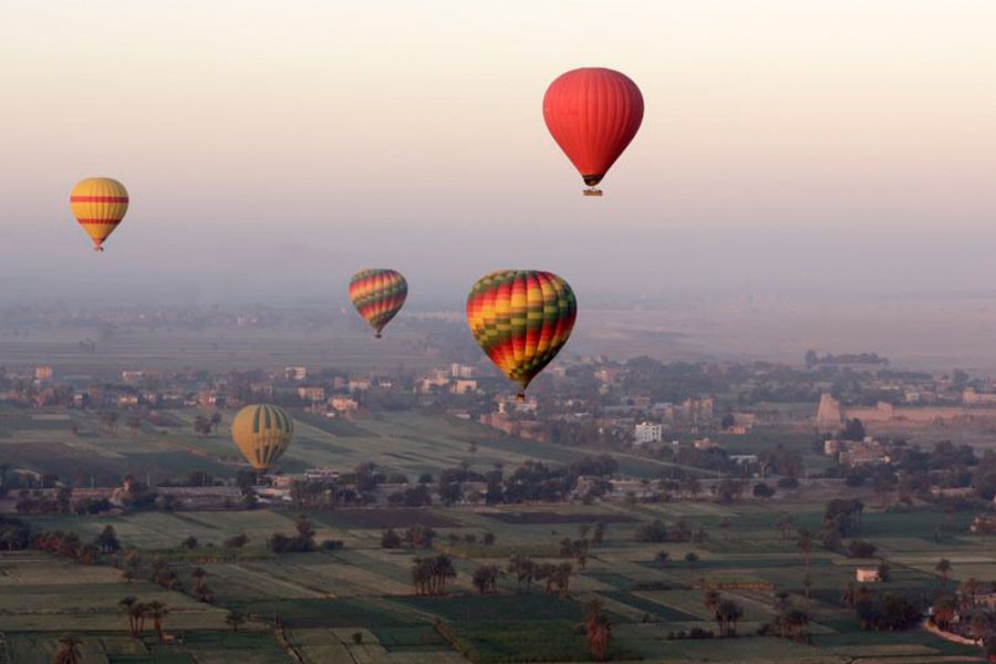 Hot-air balloon crash wounds seven in Australia