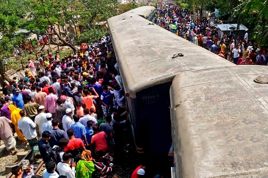 Train derailment leaves four dead in Tongi