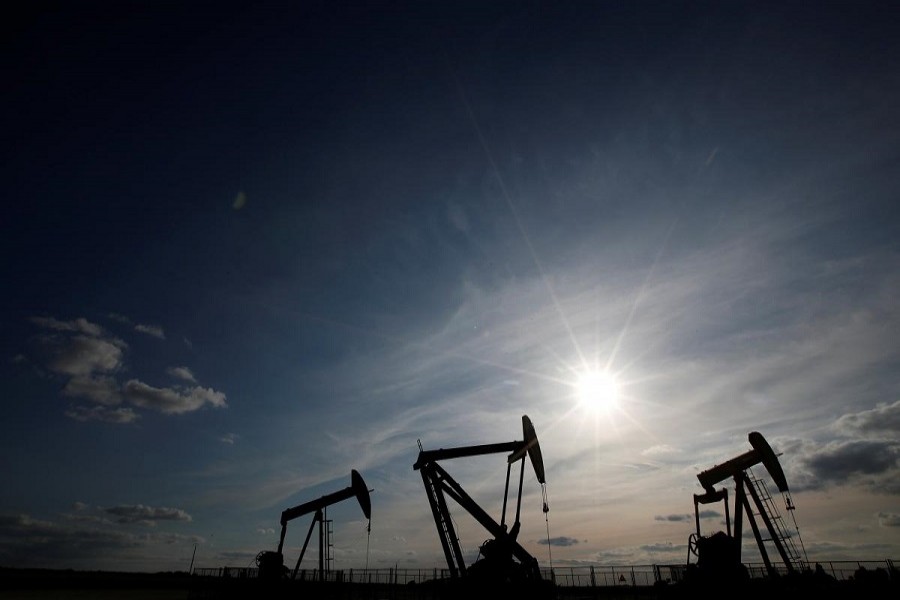 Oil prices fall on record production