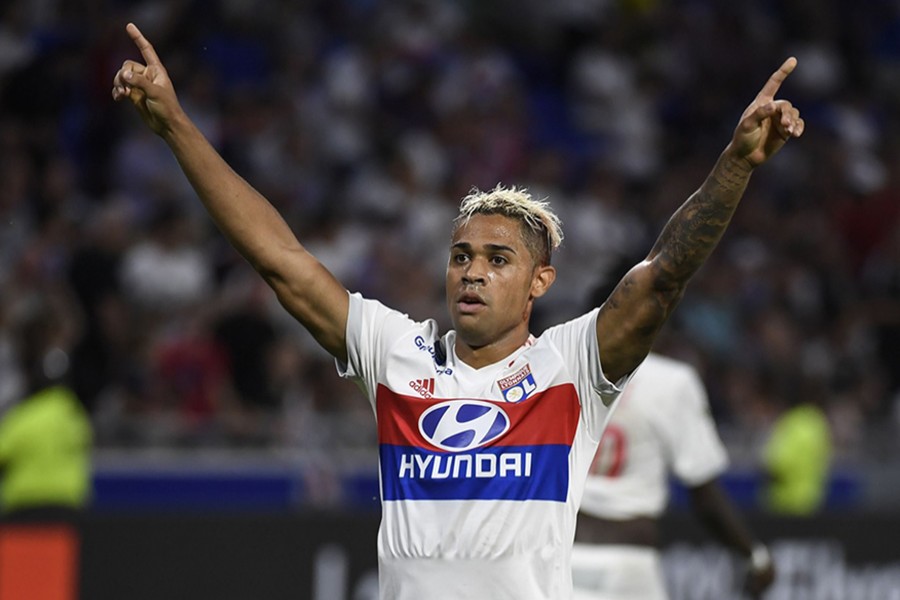 Real Madrid re-sign striker Mariano from Lyon