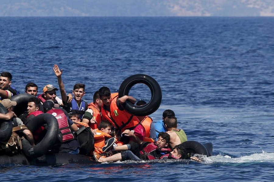 Boat carrying migrants capsizes off Turkey coast