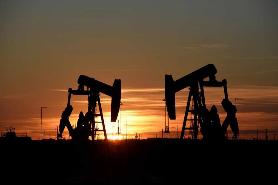 Oil prices fall on signs of rising supplies