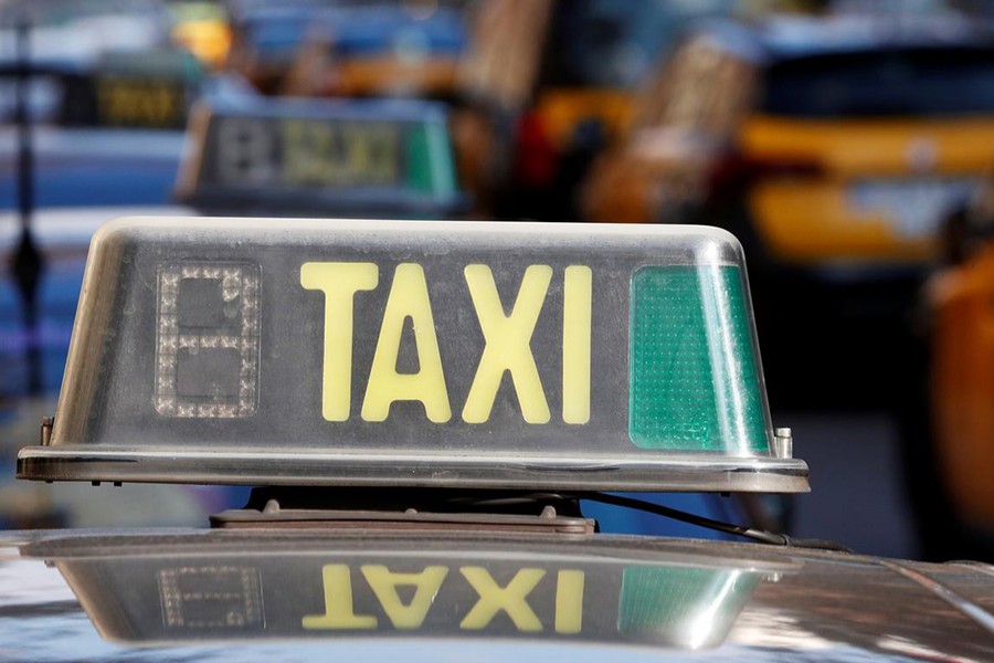 Madrid taxi drivers end anti-Uber strike after 16 days