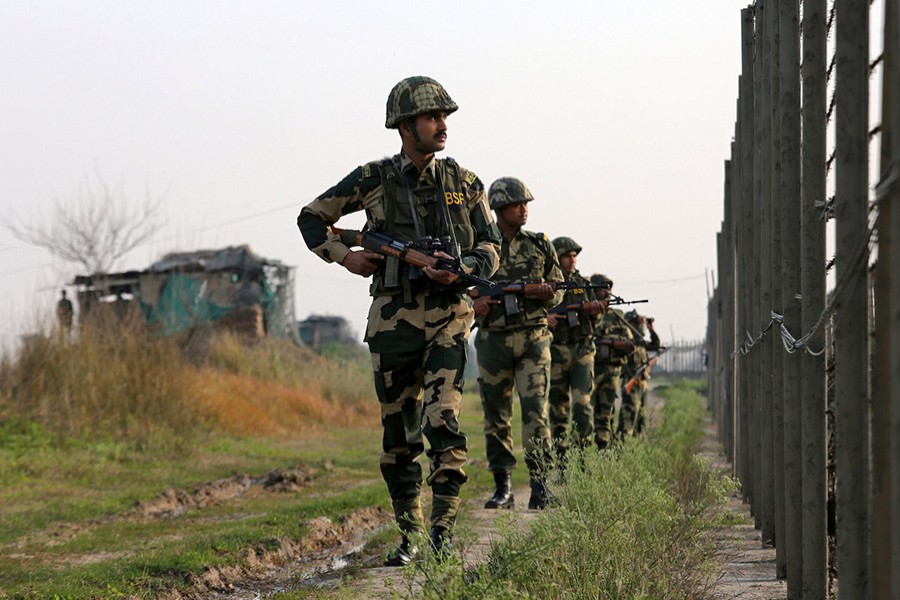 India, Pakistan trade fire along Kashmir border
