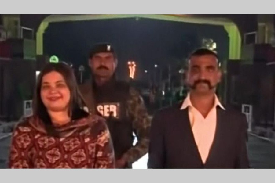 Pakistan hands over captured IAF pilot to India