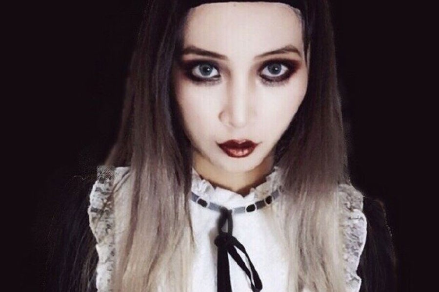 China goths post selfies in protest against subway incident