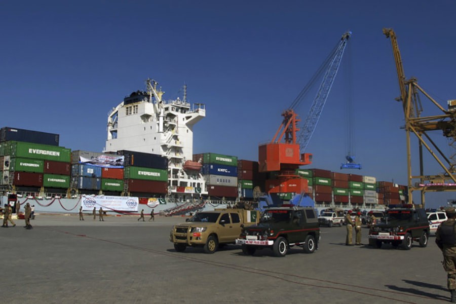 Gunmen storm five-star hotel in Pakistan