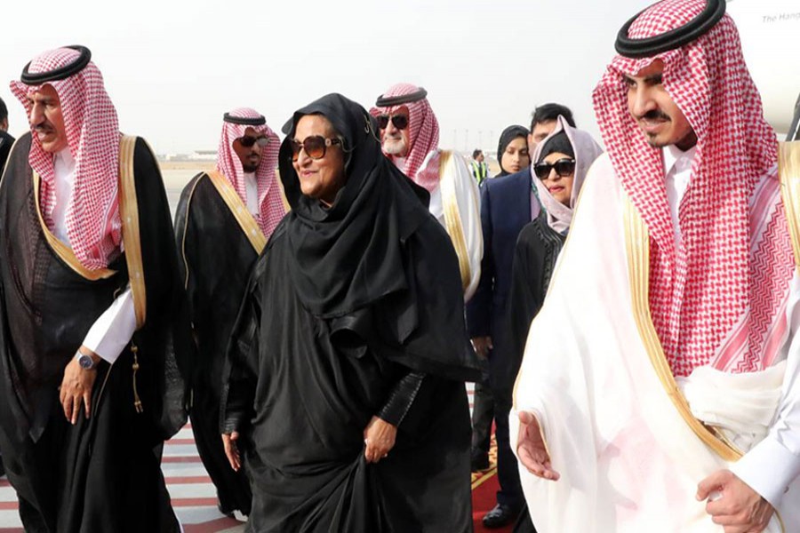 Prime Minister Sheikh Hasina accorded a red carpet reception after she lands at King Abdulaziz International Airport, Jeddah, Saudi Arabia, May 31, 2019. Photo: PID
