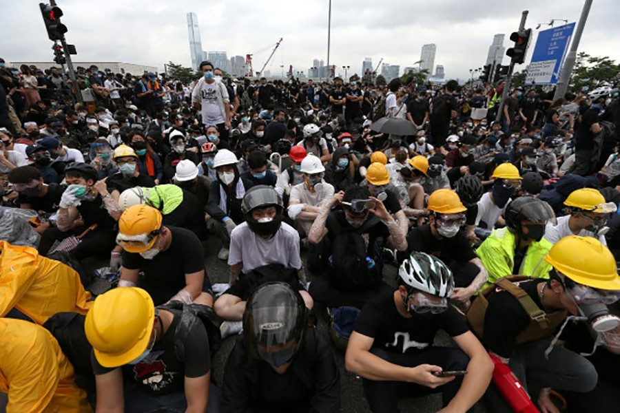 Protesters paralyse Hong Kong over extradition bill