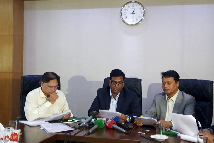 Md Alamgir Kabir (centre), president of the Bangladesh Cement Manufacturers Association (BCMA) seen reading out a written statement at a press conference on Monday — FE photo