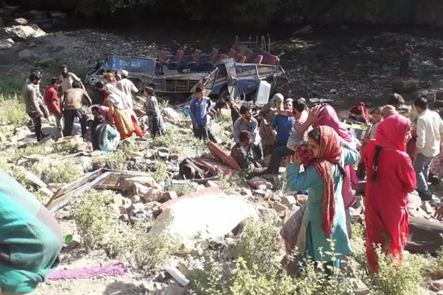 31 killed as vehicle falls into gorge in Kashmir