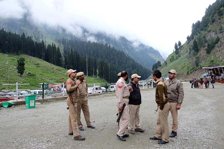 Thousands of Indians flee Kashmir after security alert