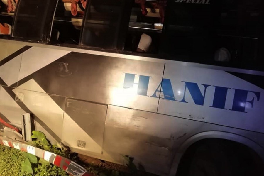 One dies, 17 hurt in Thakurgaon bus plunge