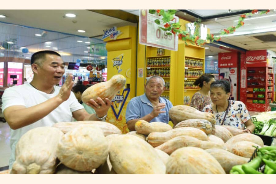 Customers purchasing vegetables at a supermarket in Hangzhou, Zhejiang Province of China recently 	— Reuters
