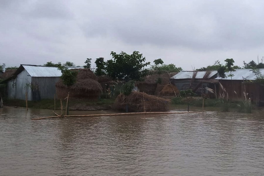 Water level rises in Padma; 10,000 people stranded