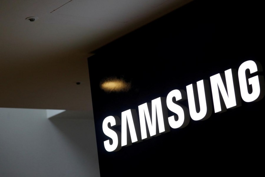 FILE PHOTO: The logo of Samsung Electronics is seen at its office building in Seoul, South Korea, July 4, 2017. REUTERS/Kim Hong-Ji/File Photo