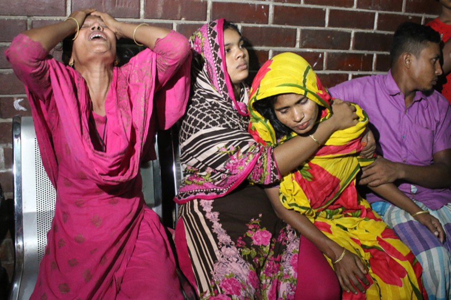 Relatives of the cylinder blast victims wailing at a hospital