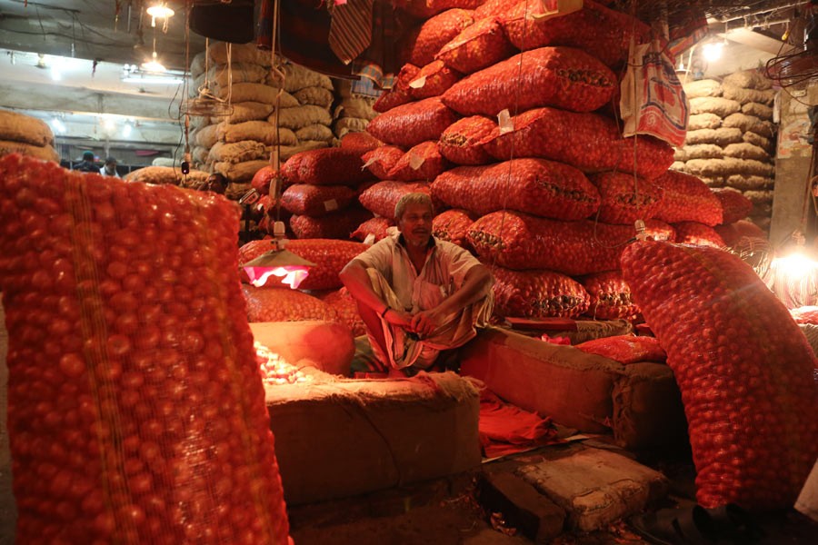 Onion price hits record high at Tk 220 per kg