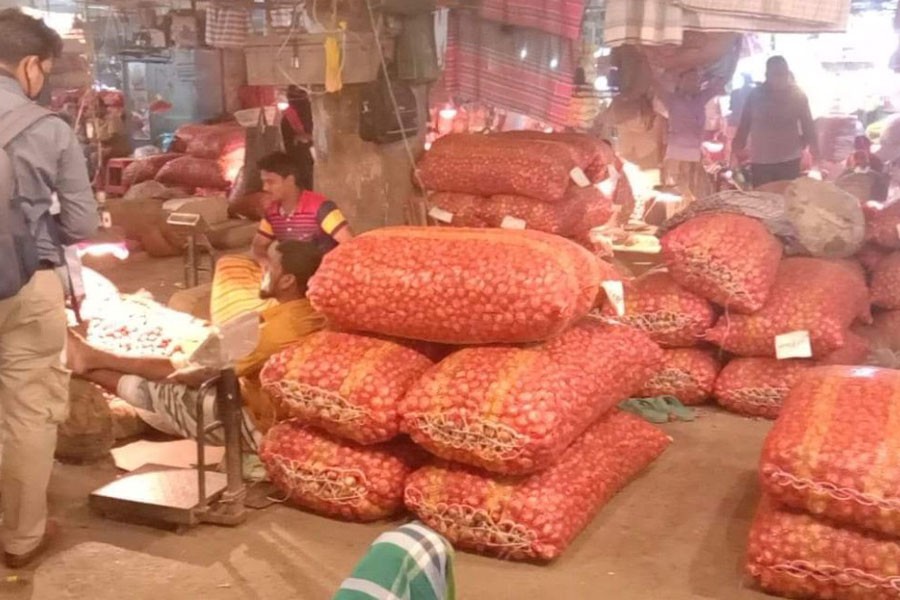 Onion price starts falling; wholesalers receive backlash