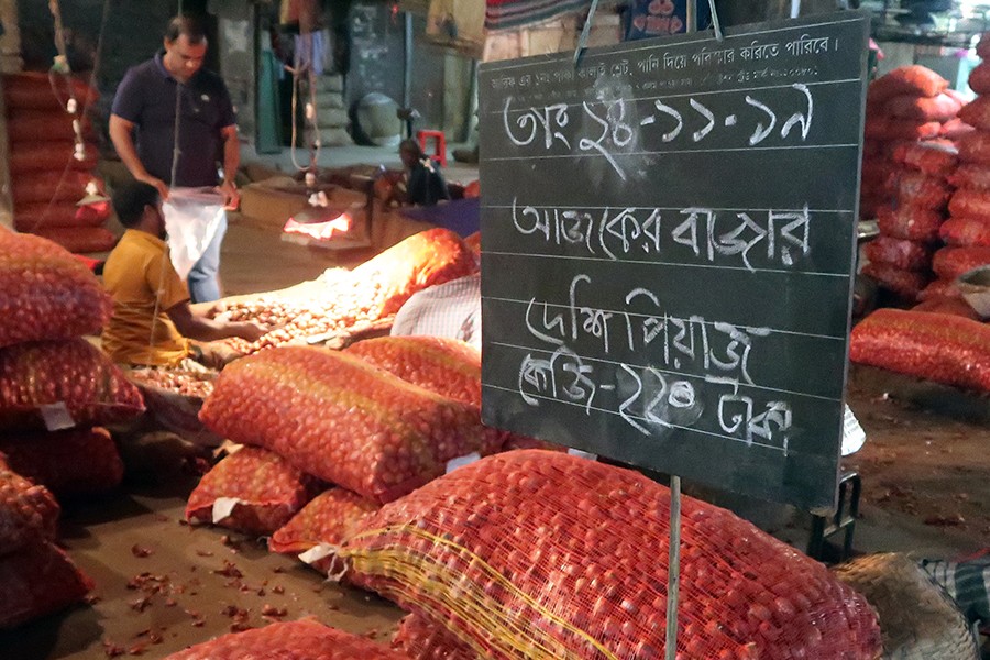 A price list on display at the Karwan Bazar wholesale market in the city showing the local variety of onion selling at Tk 220 a kg on Sunday — FE photo