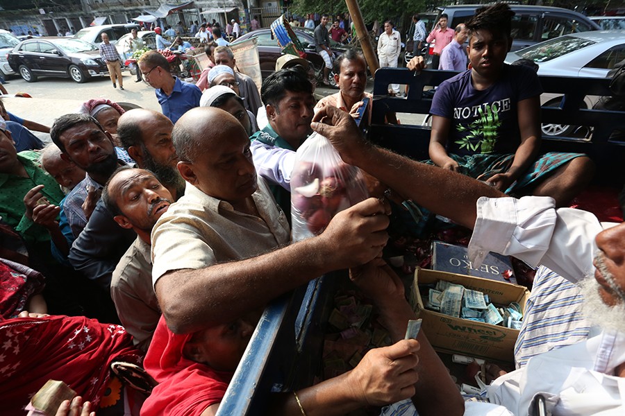 Consumers' frantic efforts to purchase onion at lower prices from a TCB-operated truck in the capital recently amid the soaring prices of the essential — FE/Files