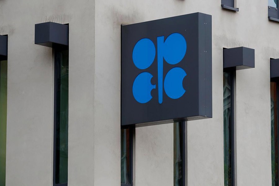 Saudi, Russia win over oil producers to deeper cuts