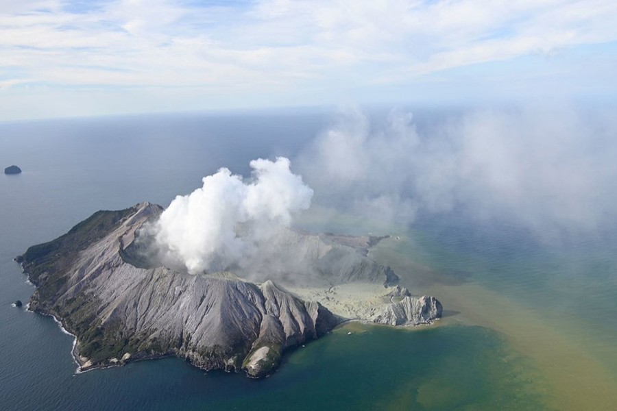 'Sudden' volcano eruption in New Zealand kills five
