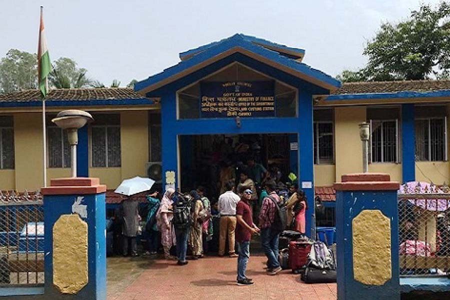Immigration through Tamabil port resumes after 30 hrs