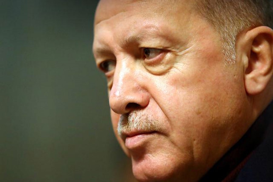 Turkey, Russia talk Syria as thousands flee bombing