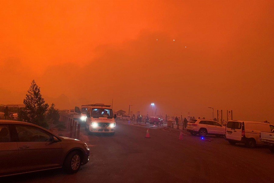 Thousands flee to the sea as Australia bushfire hits town