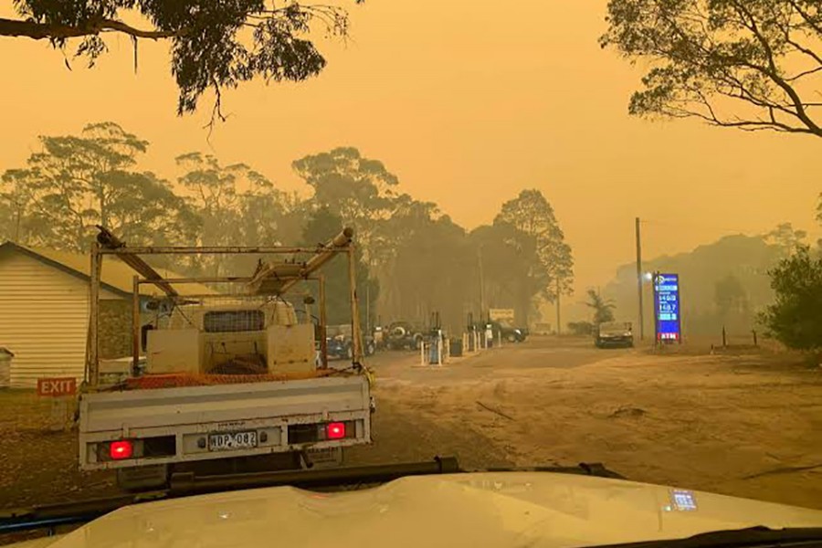 Twelve die as Australia counts the cost of bushfires
