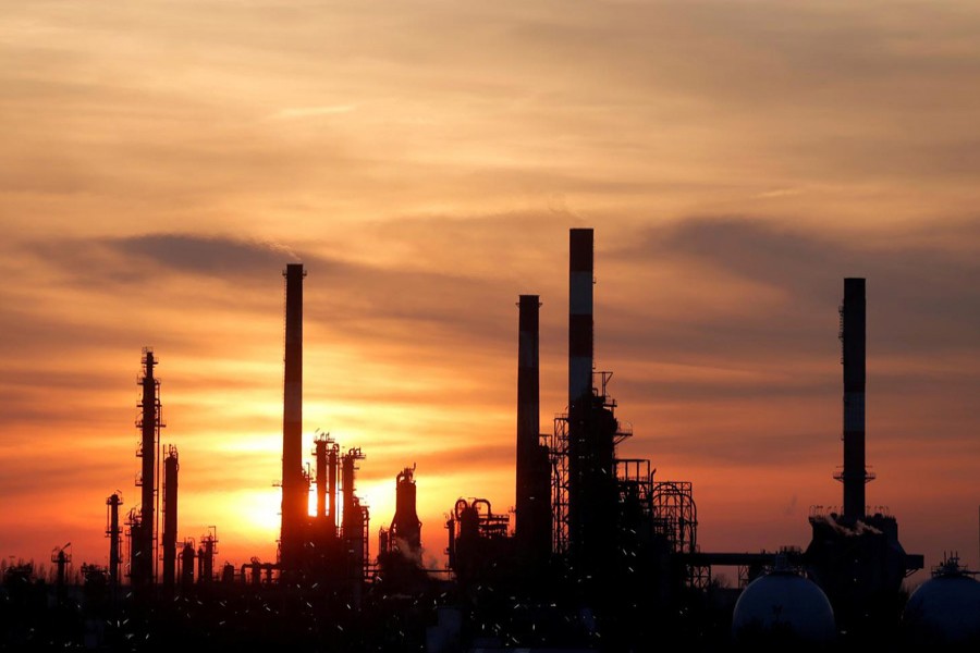 Grandpuits oil refinery southeast of Paris, France, February 29, 2016. Reuters/File Photo