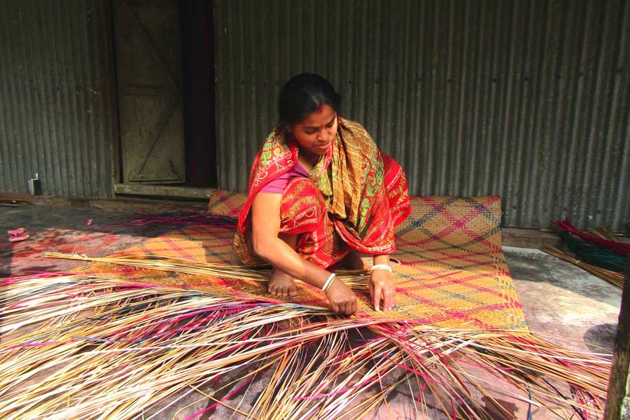 Mat artisans pass hard days as they can’t compete  with plastic products