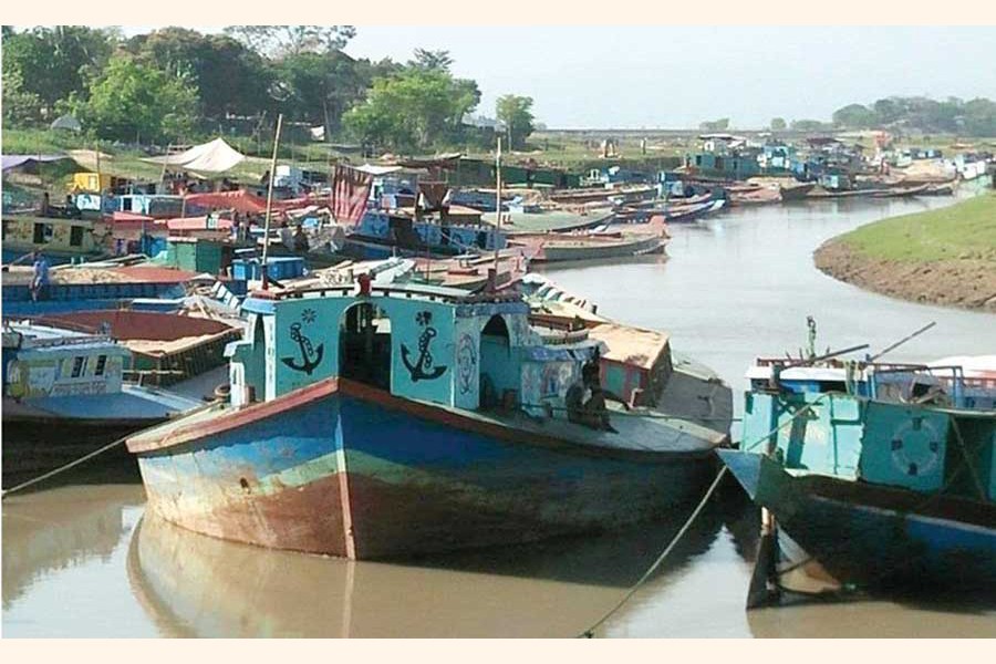 Vessels carrying goods stranded  as water level of rivers falls