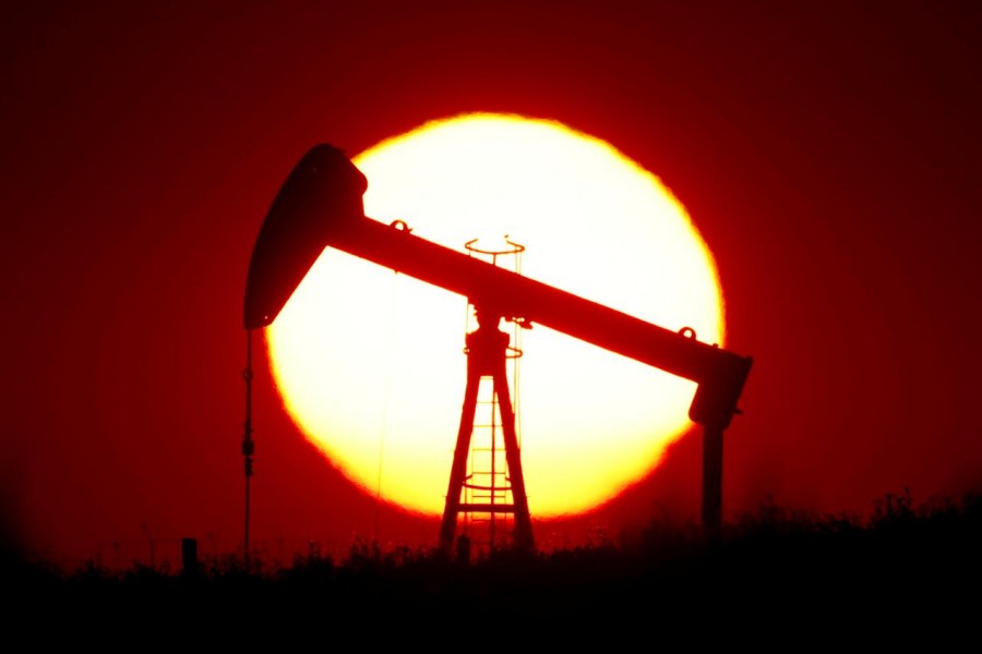 The sun sets behind an oil pump outside Saint-Fiacre, near Paris, France, September 17, 2019. Reuters/Files