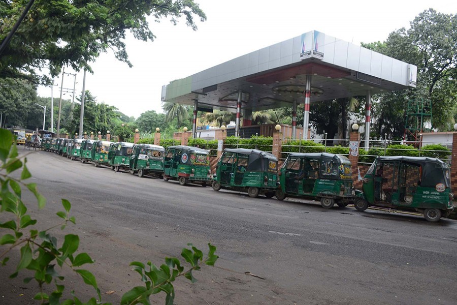 CNG-run auto-rickshaws waiting in a long queue in front of a refuelling station in Chattogram’s Pologround — Focus Bangla/Files CNG-run auto-rickshaws waiting in a long queue in front of a refuelling station in Chattogram’s Pologround — Focus Bangla/Files