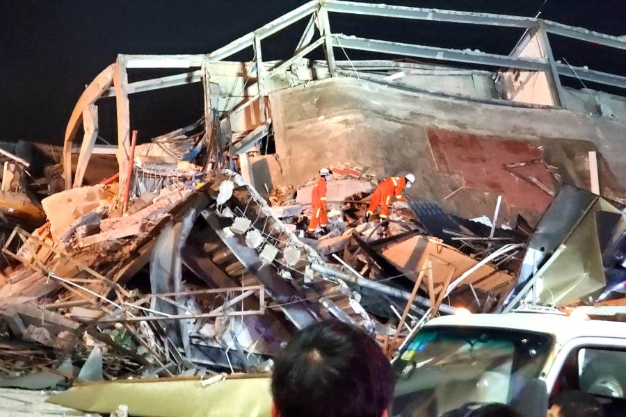 Four die at collapsed China quarantine site