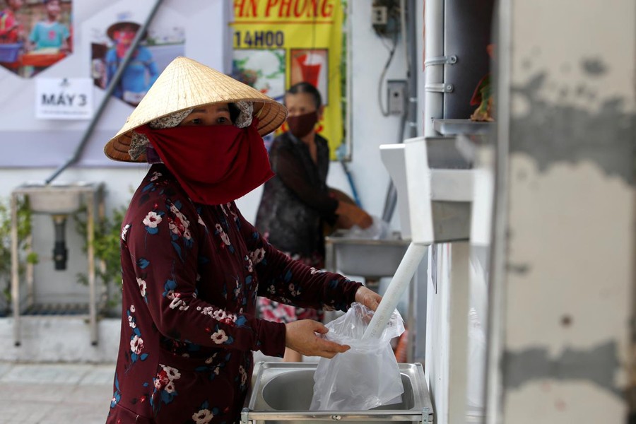 'Rice ATM' feeds Vietnam's poor amid virus lockdown