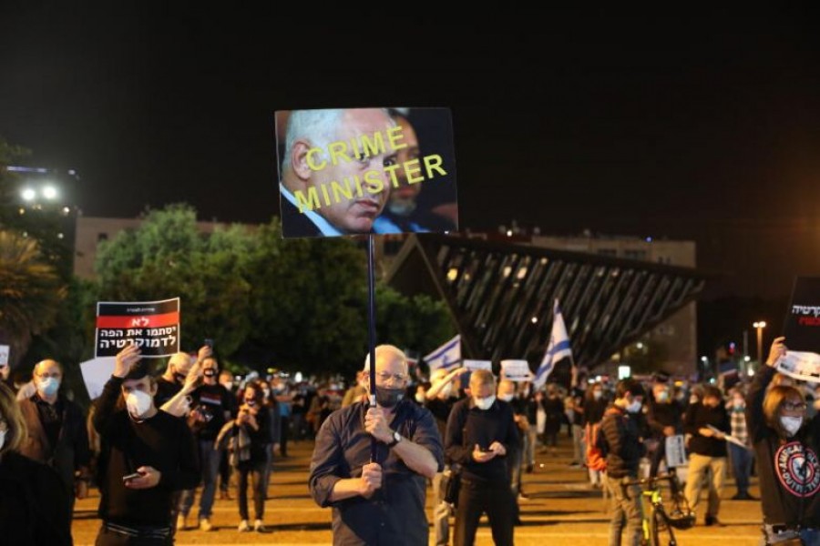 Anti-Netanyahu rally draws thousands under coronavirus curbs