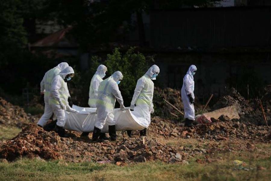 A group of workers bury a coronavirus victim at Khilgaon-Taltola graveyard in Dhaka. (Collected photo)