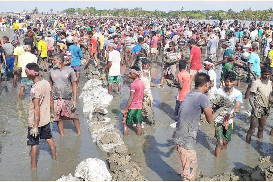 Local people of Koyra upazila in Khulna repairing the damaged embankment on voluntary basis — FE Photo