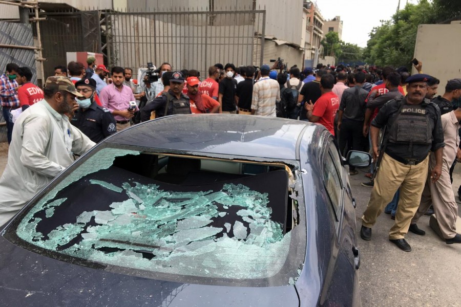 Gunmen attack Pakistani stock exchange, six killed