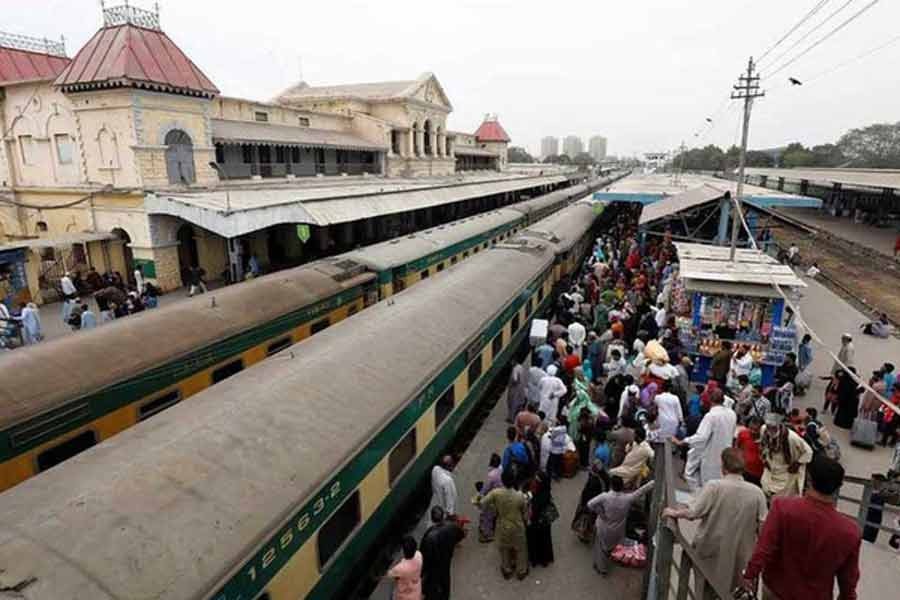 Train-van collision leaves 19 dead in Pakistan