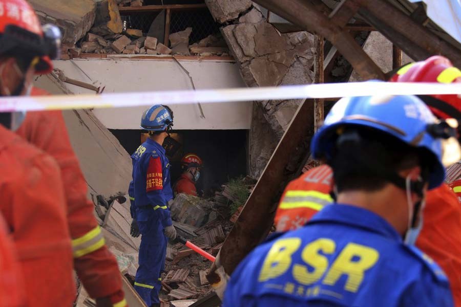 Restaurant collapse kills 17 in China