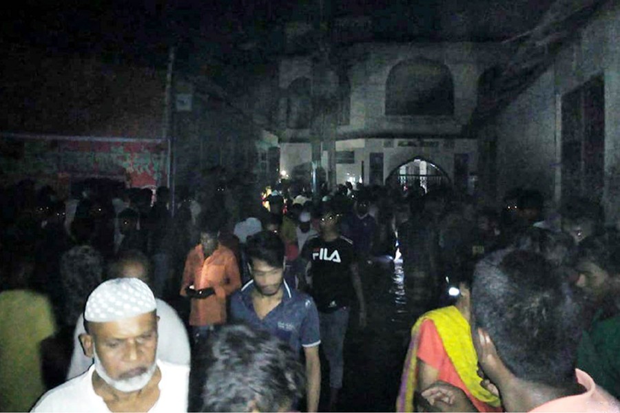 A crowd of onlookers seen outside Baitus Salah Jame Mosque in Narayanganj where six air conditioners exploded on Friday night, leaving 11 people killed and dozens critically injured — Focus Bangla photo